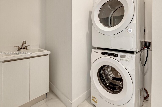 Building Photo - 17550 Collins Ave