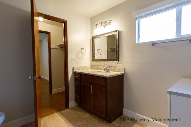 Building Photo - Bellevue Home in Phanton lake Area