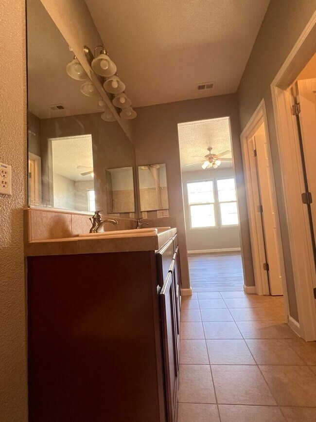 Building Photo - 427 Anchor Ln