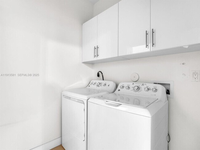 Building Photo - 10250 NW 76th Terrace