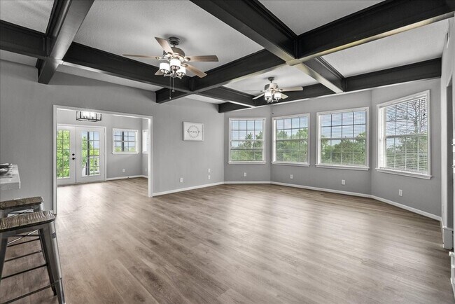 Building Photo - 401 Paradise Dr