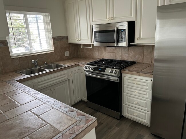 New stainless appliances throughout - 2219 4th St