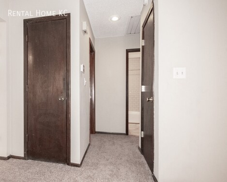 Building Photo - Roomy duplex w/ Finished Lower Level + Fen...