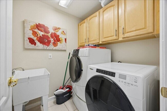 Building Photo - 722 Brighton Dr