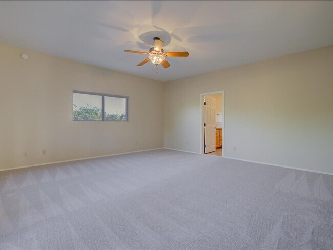 Building Photo - 4 Bedroom 4 Bathroom