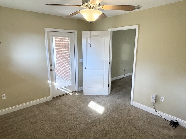 Building Photo - MOVE-IN SPECIAL: $200 OFF FIRST MONTH'S RENT!!