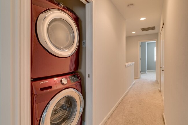 Building Photo - Luxury Mountlake Terrace Townhome with Garage