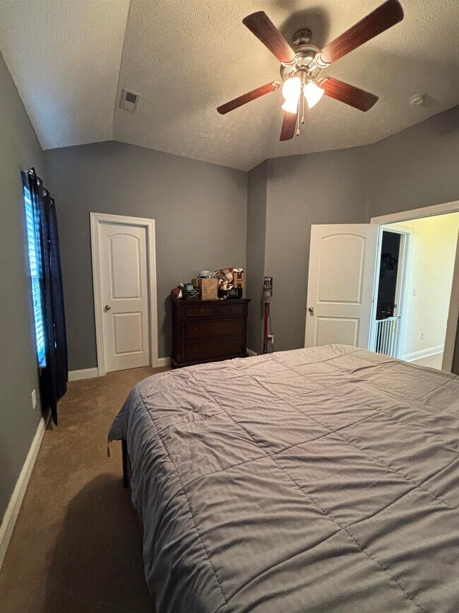 Building Photo - 343 Camrose Wy