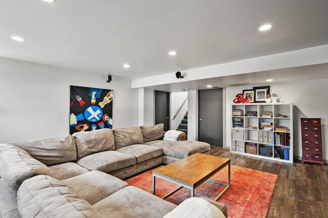 Building Photo - Mid-Century Home