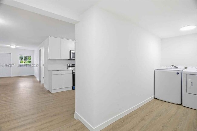 Building Photo - 465 NE 165th St