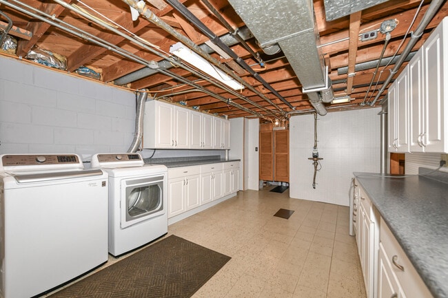 Building Photo - 7023 W Morgan Ave