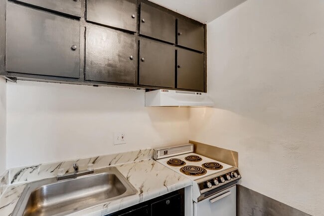 Building Photo - *** NOVEMBER MOVE-IN SPECIAL - Half Off Fi...