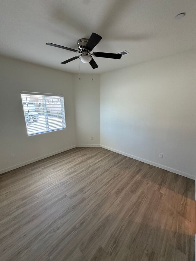 Building Photo - Spacious 5-Bedroom Townhome in Northwest B...
