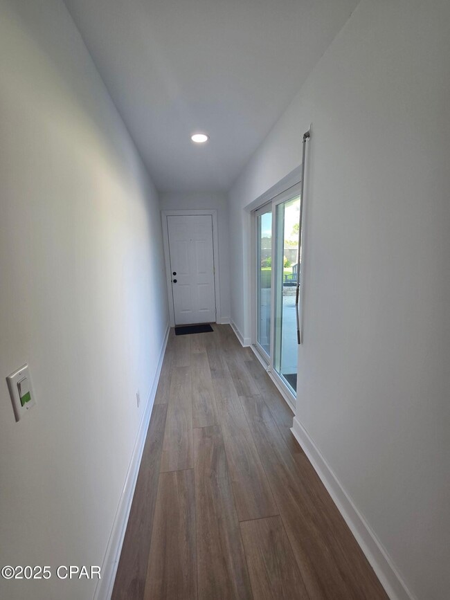 Building Photo - 920 W Beach Dr