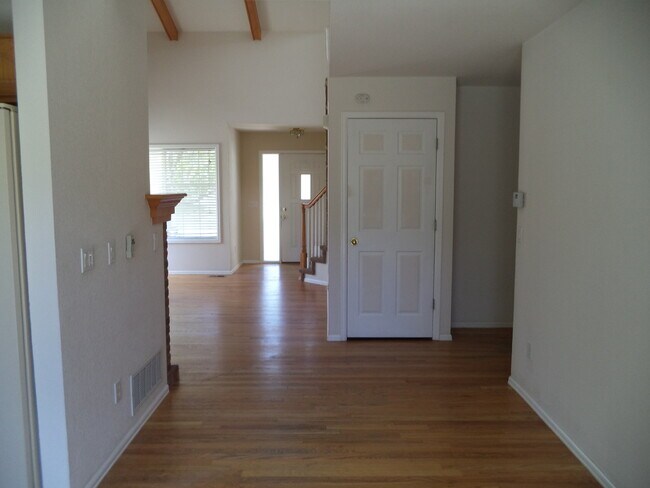 Building Photo - 3 bedrooms plus loft!  Main Floor Master plus so much more!