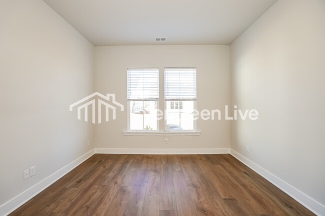 Building Photo - 130 Bloomsbury St