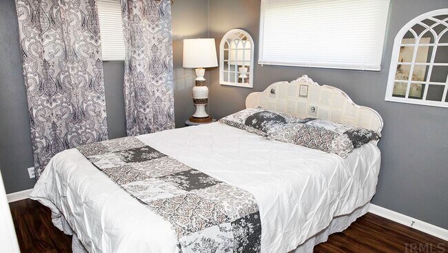 Building Photo - 2 bedroom and 1 bath