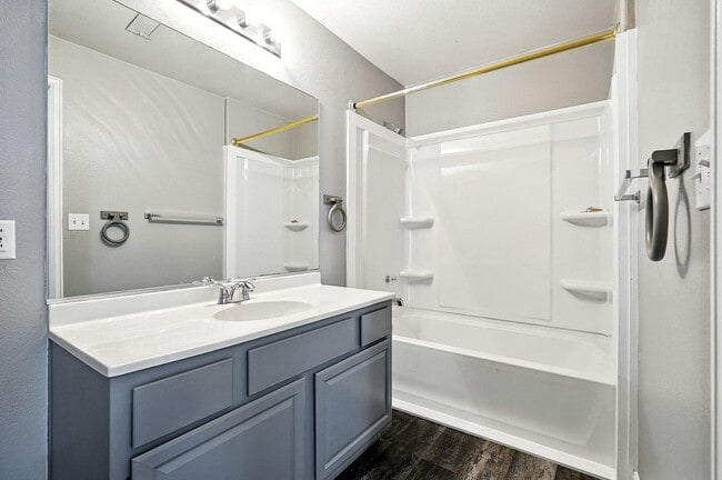 Building Photo - Immaculate Updated 2-Bedroom, 2-Bath Groun...