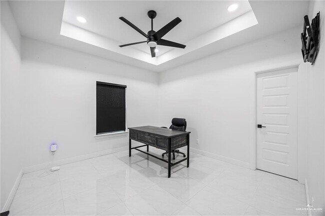 Building Photo - 1615 Lago Delton