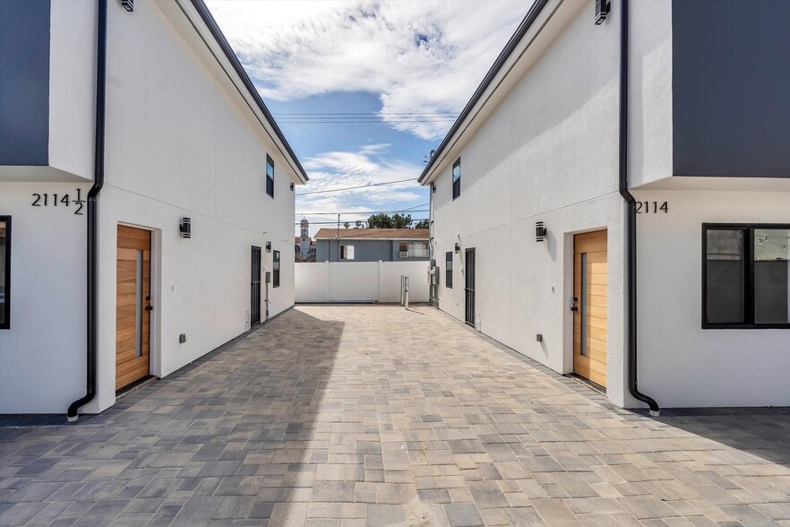 Building Photo - 2114 E 2nd St