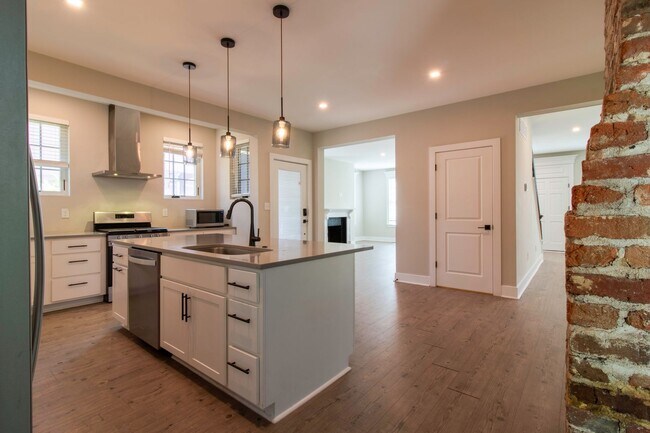 Building Photo - Downtown Milford Year Round Rental - Unfur...
