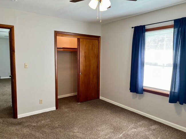 Building Photo - 2 Bedroom, 1 Bath in central Springfield