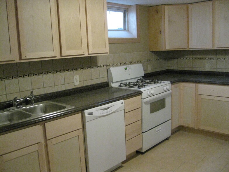 Building Photo - 2701 Delaware St SE