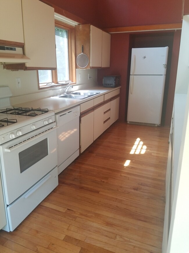 Building Photo - Single Family Home within walking distance to Quinnipiac