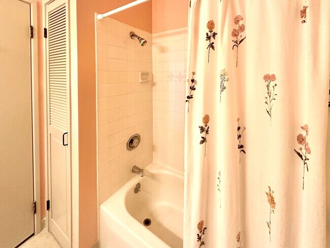 Building Photo - Furnished 2 bedroom 2 bath condo 2 assigned parking stalls