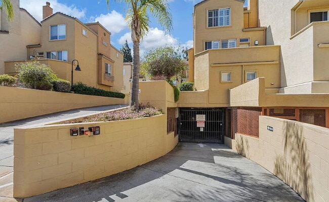 Building Photo - Spacious 1bdrm living room and bedroom with large picture windows bringing in lots of natural light.