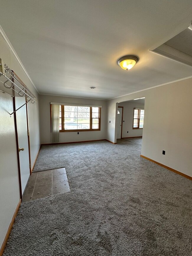 Building Photo - ZERO ENTRY! 2bed/1bath In Beatrice, NE