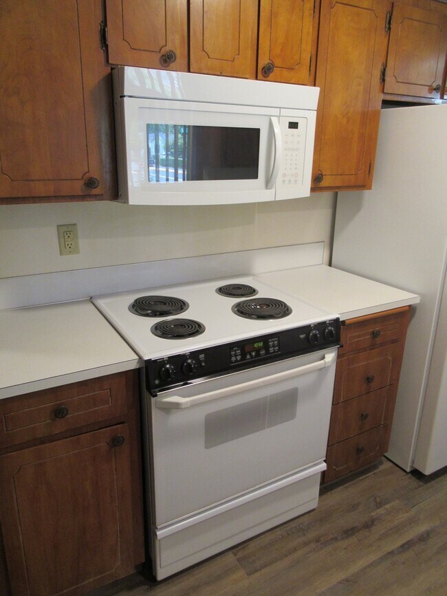 Building Photo - Three Bedroom Duplex in South Salem