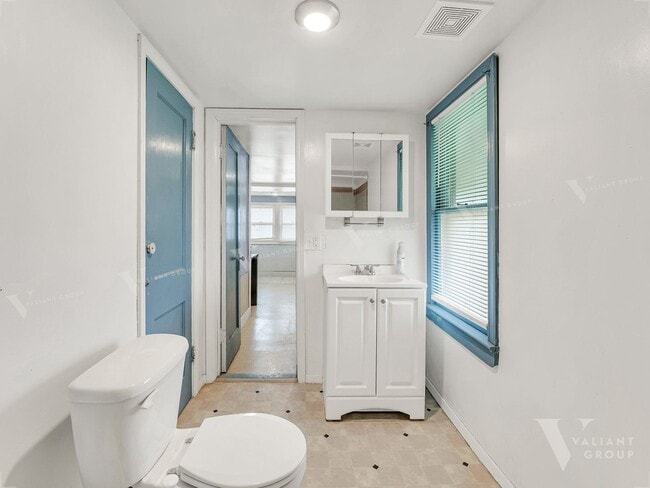 Building Photo - Charming 2-Bedroom, 1-Bathroom House for R...