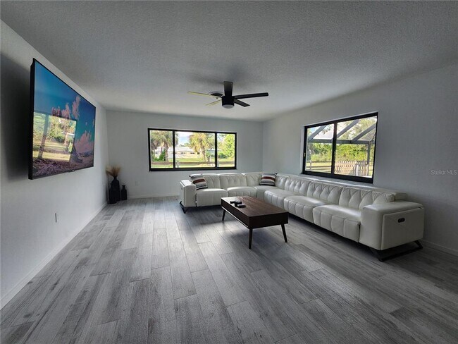 Building Photo - 900 Crestwood Rd