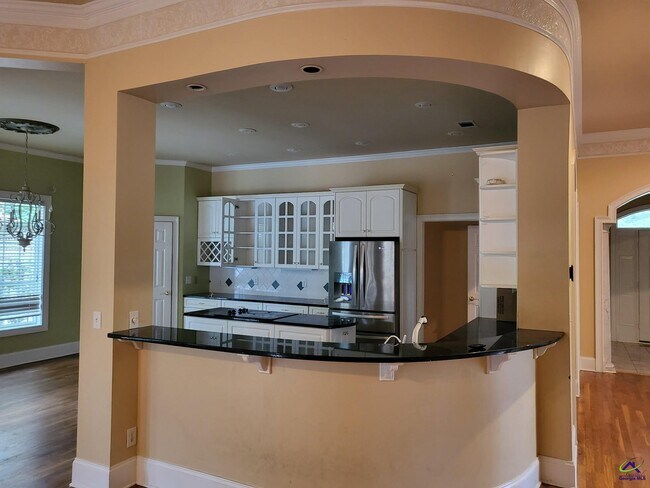 Building Photo - 406 Royal Crest Cir