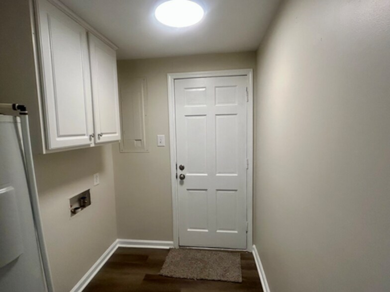 Building Photo - 403 S Market St