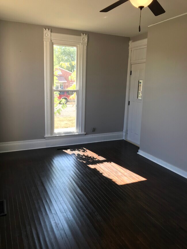 Building Photo - 226 E Main St