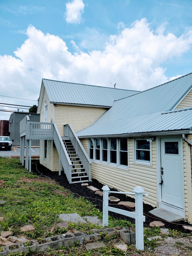 Building Photo - 450 Thurman Ave