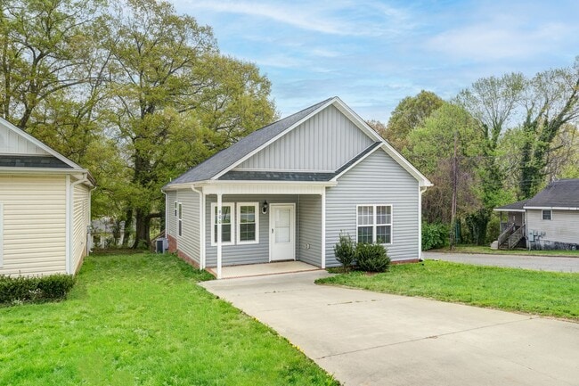 Building Photo - Feels Like New 3 Bed 2 Bath Minutes from High Point University!