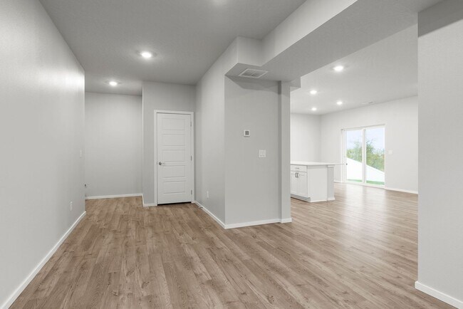 Building Photo - Newer Construction Home in Upriver Drive Neighborhood