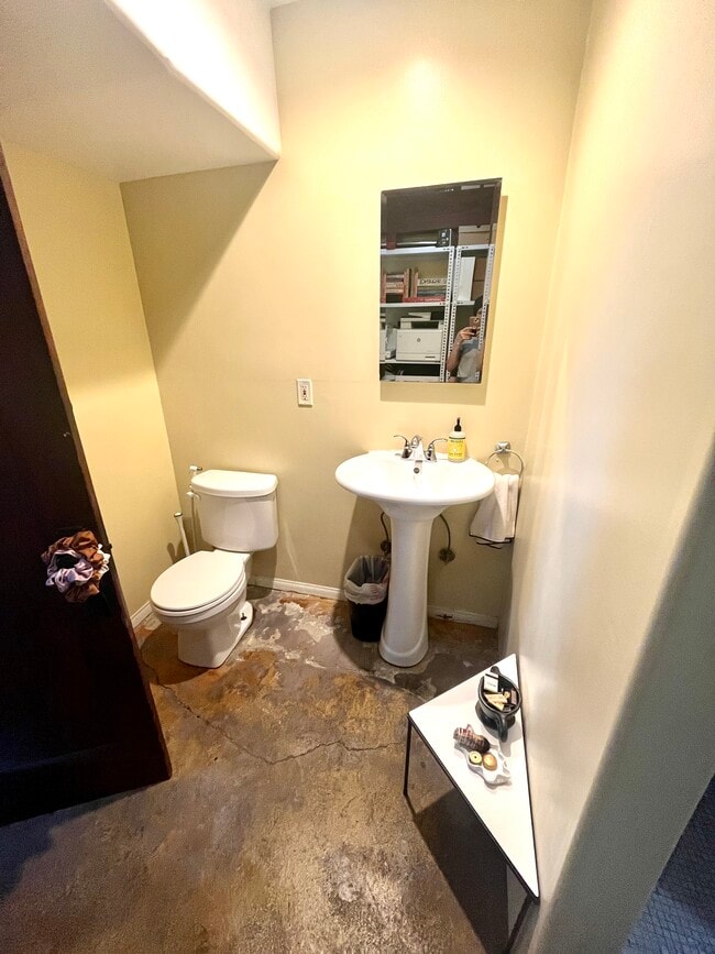 Building Photo - 652 Tularosa Dr