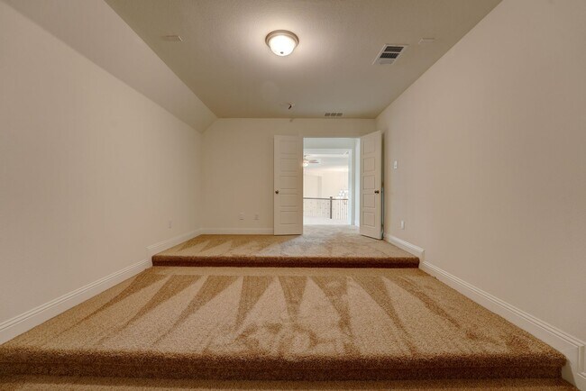 Building Photo - Must See 5 Bed 4.5 Bath in Northlake