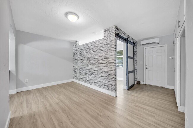 Building Photo - Bright & Updated 1-Bedroom in Prime Hollywood Location