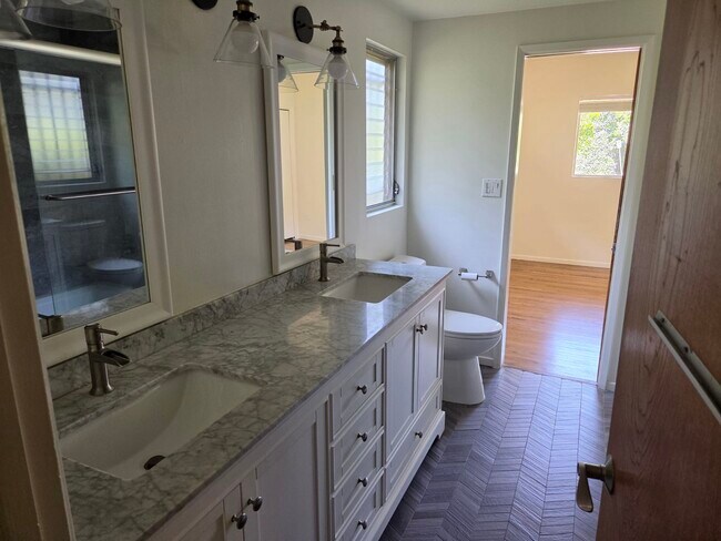 Building Photo - 4734 Laurelgrove Ave