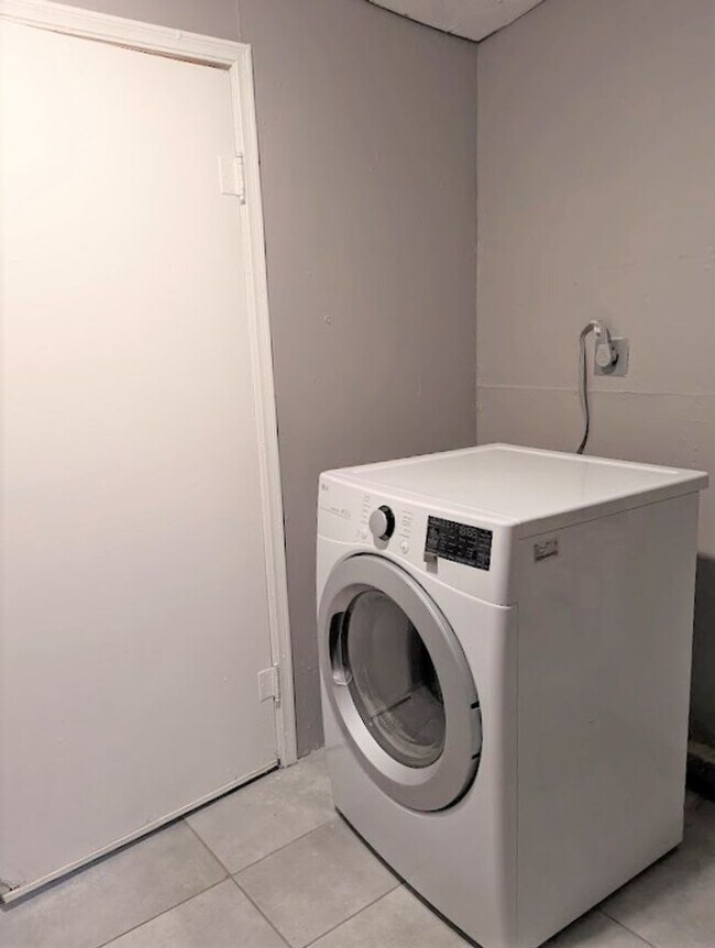 Building Photo - 2 Bed 1 Bath Plus Bonus Living/Office Cottage Style Home-The Village NW OKC