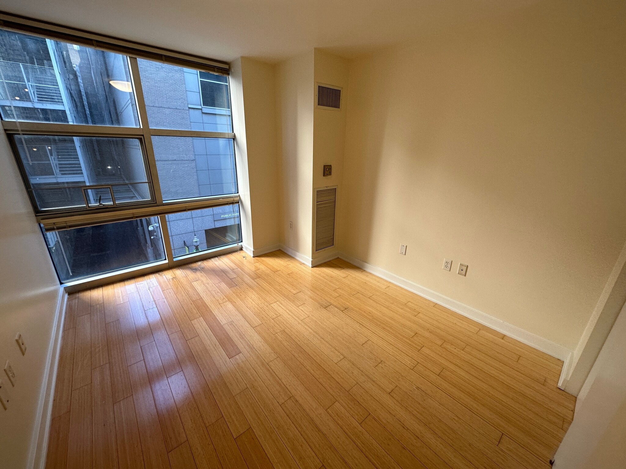 Building Photo - 25 Lagrange St