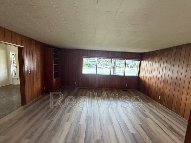 Building Photo - 710 NW Midland Ave