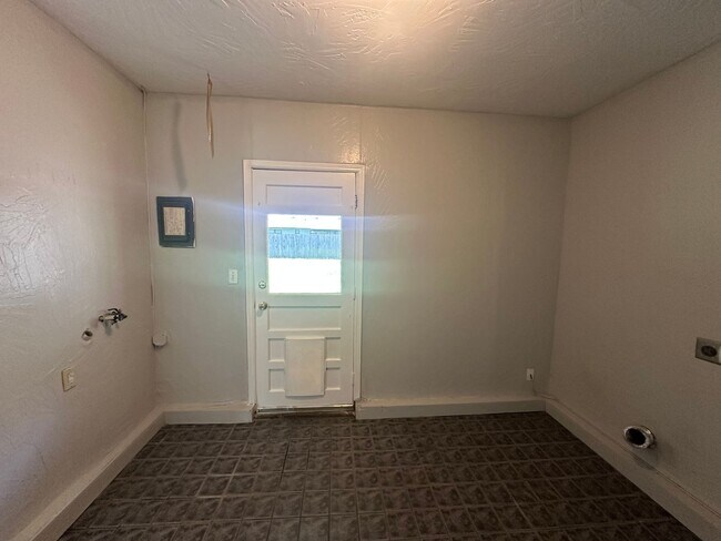 Building Photo - 4844 Woodview Dr