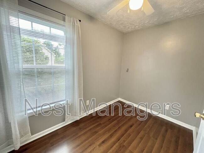 Building Photo - 123 Howell Pl