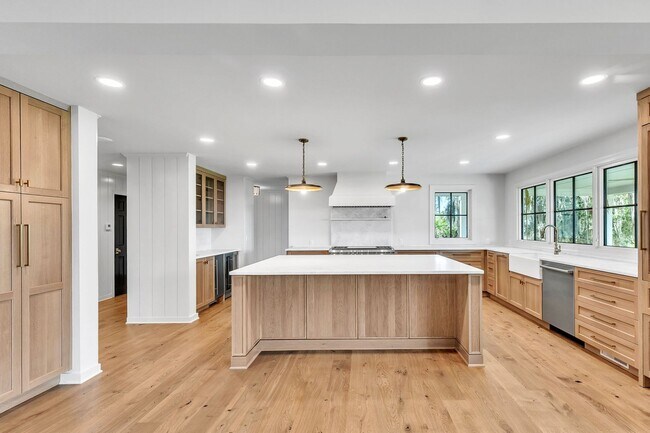 Building Photo - Gorgeous Waterfront Home on Isle of Hope